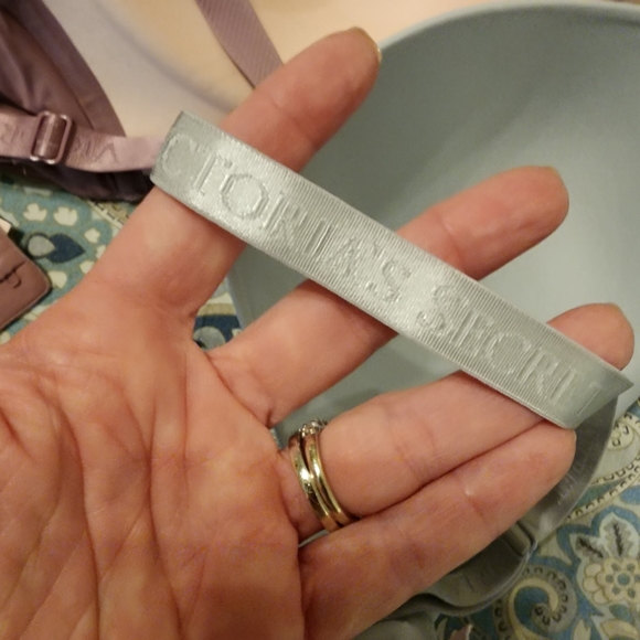 Like New! FOUR (4) Victoria's Secret THE T-SHIRT Lightly-Lined Wireless Bras - Picture 6 of 13